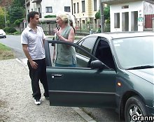 Dude picks up blonde mature and fucks her hairy cunt