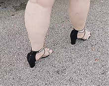 Stranger approached me for directions and got distracted by my short dress and ended up cumming on my leg in public