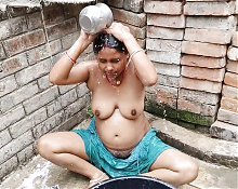 Village Desi Bhabhi sucked Sammy Land while bathing and took out goods on her books